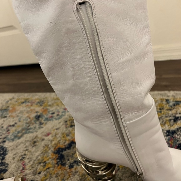 Keeyahri White Pointed Heeled Boots - Picture 7 of 14